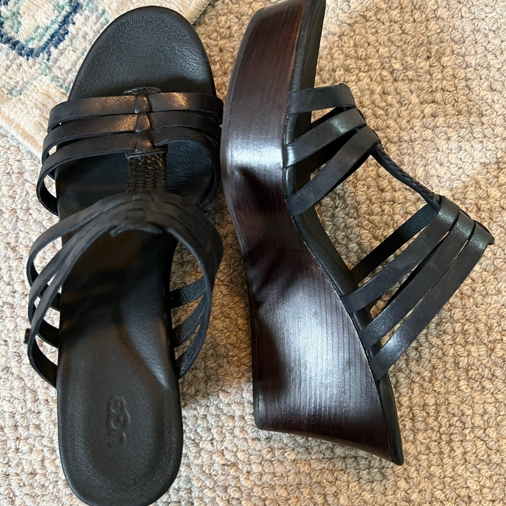 Ugg - Picture 2 of 4
